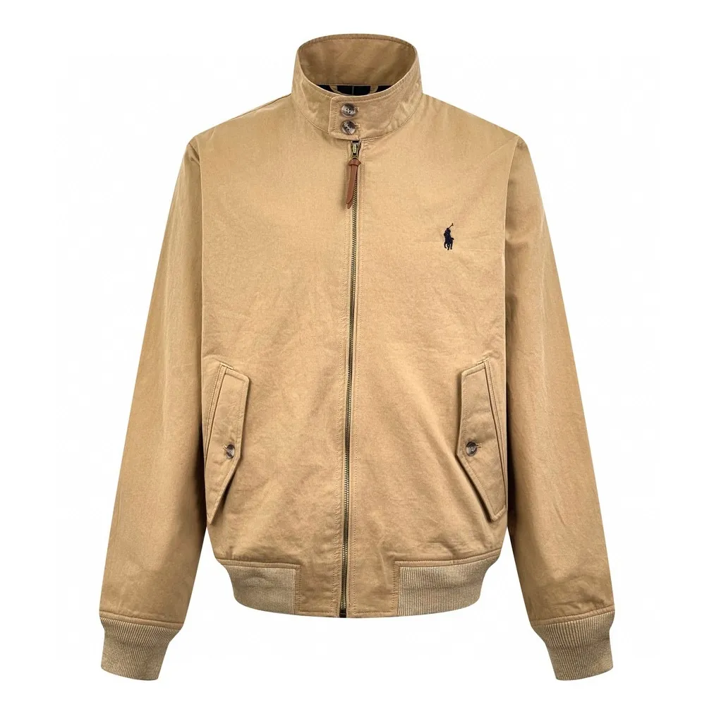 🅿️560 [Exclusive supply] Ralph Lauren pony embroidered zipper jacket. Original purchase and development for 2,990. The fabric is made of custom-made fine cotton twill elegant fabric. It is soft and silky, comfortable and close to the skin. It uses khaki as the base color. It is soft and unobtrusive. It just shows a kind of restrained elegance. The exquisite pony logo is embellished. It brings an atmosphere of freedom and vitality. It injects the soul charm of the brand. It outlines a tall and straight figure with simple and smooth lines. A unique and fashionable masterpiece emerges, using imported machine embroidery technology. Advanced computer control systems and precision mechanical components are used to achieve the iconic pony embroidery operation. High precision. The lines are smooth and delicate. The template machine opens the bag. The preset template guides the position, shape and size of the bag. The accuracy ensures the quality of the bag opening effect. The infrared positioning cutting machine uses infrared transmitters and infrared receivers to achieve precise positioning of materials. The accuracy can reach the micron level. In order to meet the effect of high-precision cutting of plaid alignment, the fabrics have been carefully washed, have a better hand feel, are not easy to deform, are not easy to shrink, are not easy to fade, and maintain long-term beauty. Size:S-M-L-XL